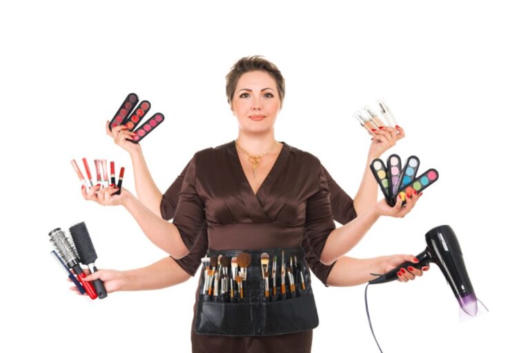 Esta imagen muestra a una mujer con seis manos