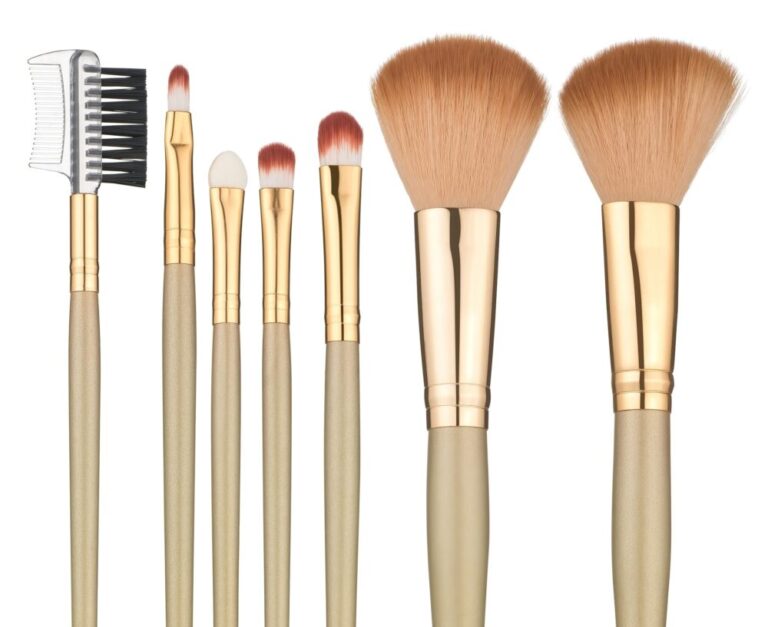 Esta imagen muestra siete brochas de maquillaje sobre un fondo blanco